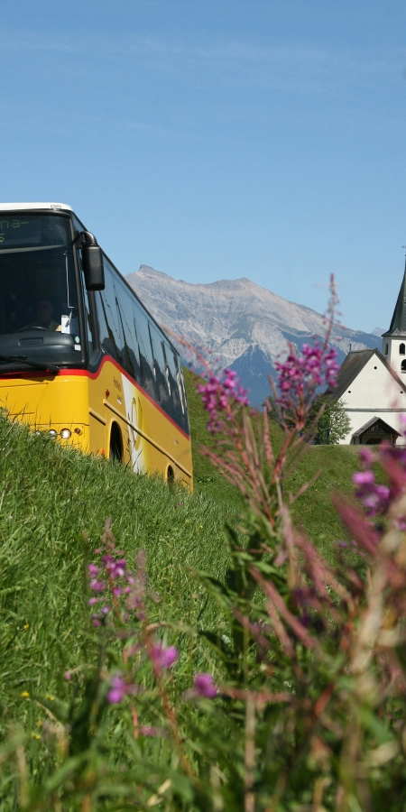 Postauto in Obertschappina beim Glaspass